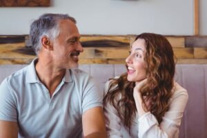Comunicación masculina con mujeres jóvenes: consejos clave