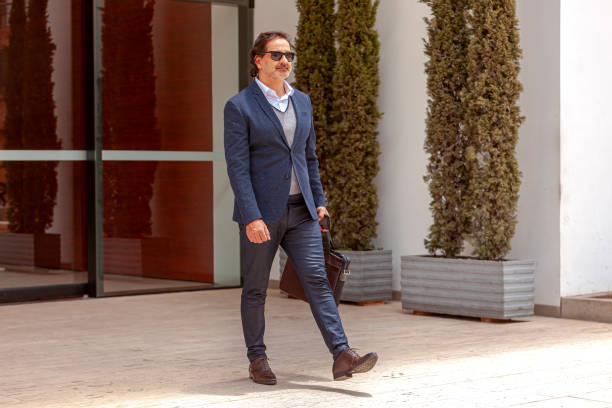 Moda para hombres mayores: estilo que suma, no resta