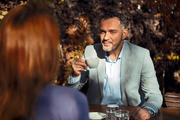 Hablar con mujeres jóvenes sin parecer desesperado: Guía 2025