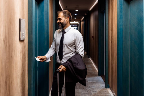 Cómo vestirse bien después de los 50: elegancia y confianza