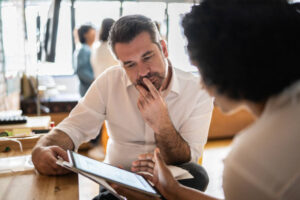 El secreto de la conversación atractiva para destacar a los 50