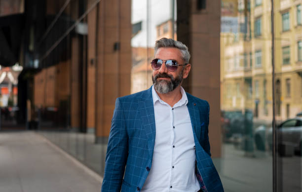 Moda para hombres de 50: elegancia real sin perder tu esencia