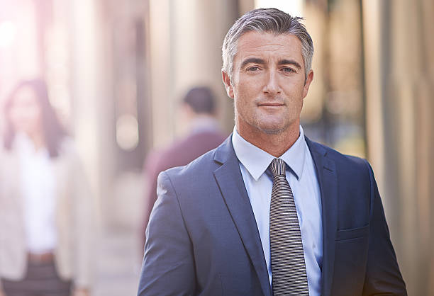 Estilo masculino maduro: claves para vestir con elegancia real